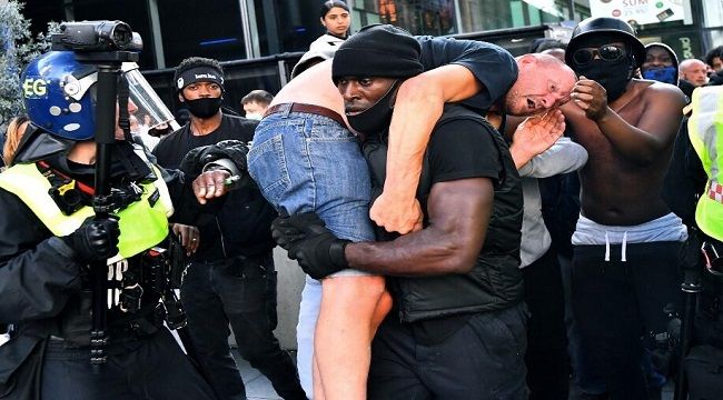 Siyahi protestocu aşırı sağcıyı kurtardı