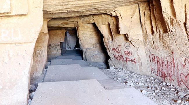 Tarihi mağarayı yazı tahtasına çevirdiler
