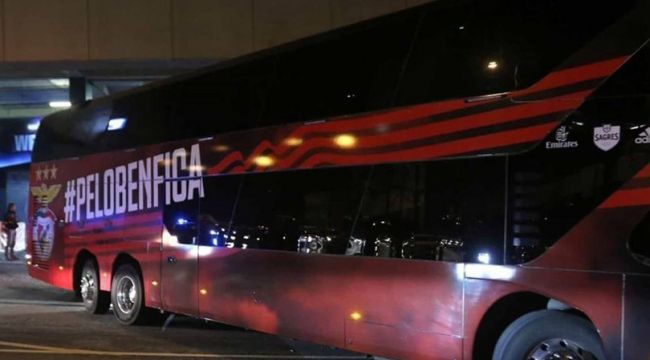 Taşlanan otobüste iki futbolcu yaralandı