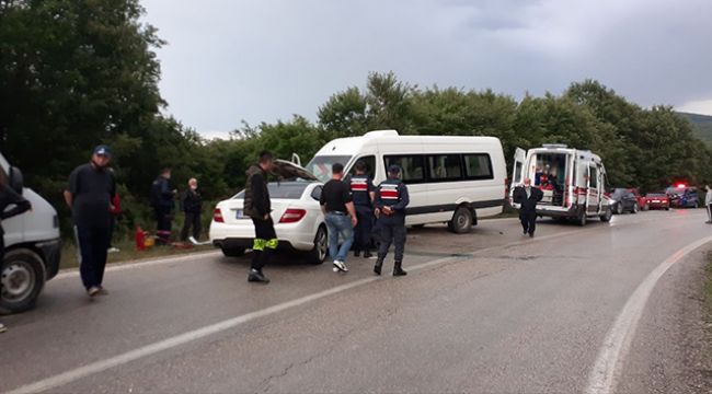 Tekirdağ'da otomobil ile minibüs kafa kafaya çarpıştı
