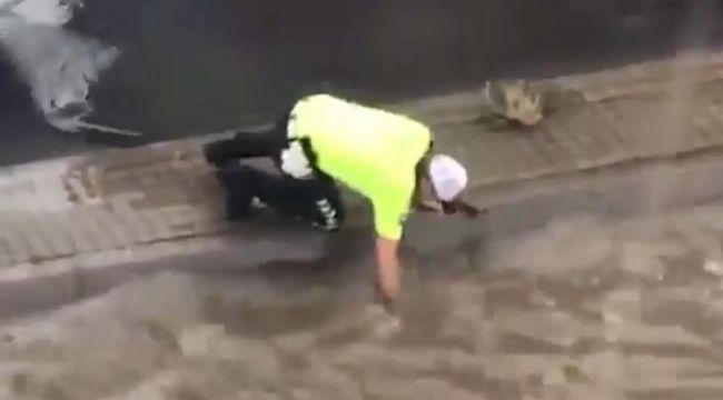Trafik polisinin gönülleri fetheden görüntüsü!