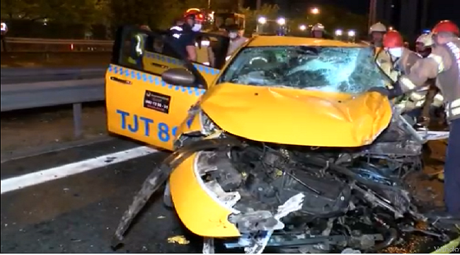 Trafik tek şeritten sağlanınca araçlar kaza yaptı