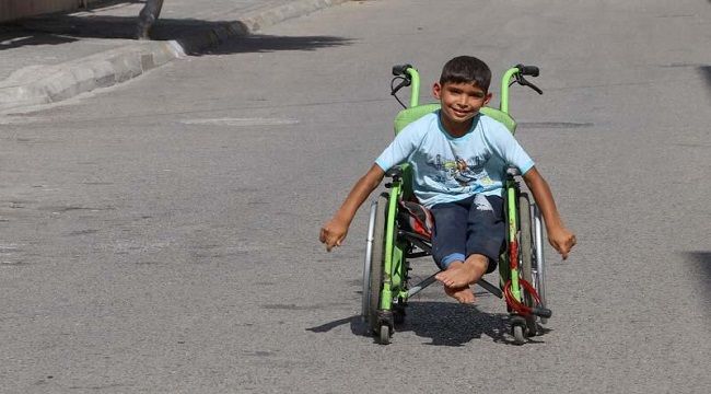 Türk Kızılayı’ndan Suriyeli engelli çocuğa yardım