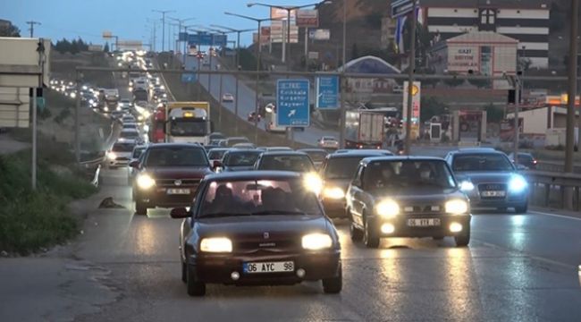 Türkiye yeniden yollara düştü, 'kilit kavşak'ta trafik yoğunluğu