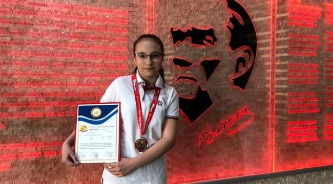 Uluslararası Bilim Temelleri Bilgi Yarışması’na damga vurdu