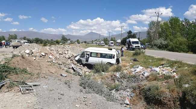 Van'da yolcu minibüsü şarampole yuvarlandı