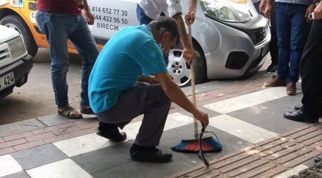 Yolda yürürken başına yılan düştü!