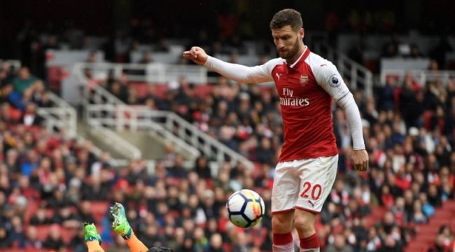 Arsenal'da Mustafi ameliyat edildi