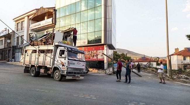 Aşırı yük taşıyan kamyonet telefon direğini devirdi