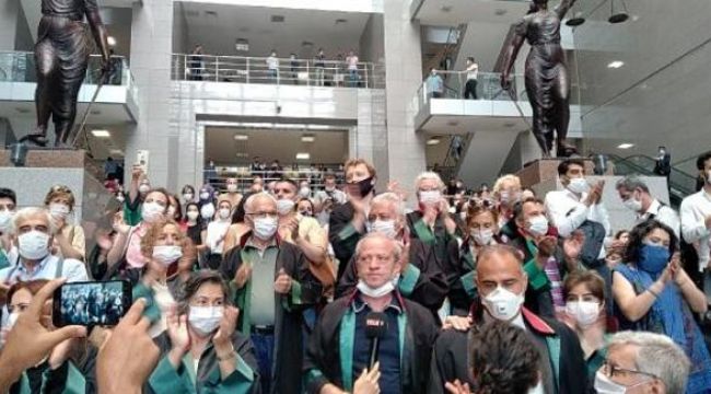 Avukatlardan adliyede 3 dakikalık alkışlı eylem