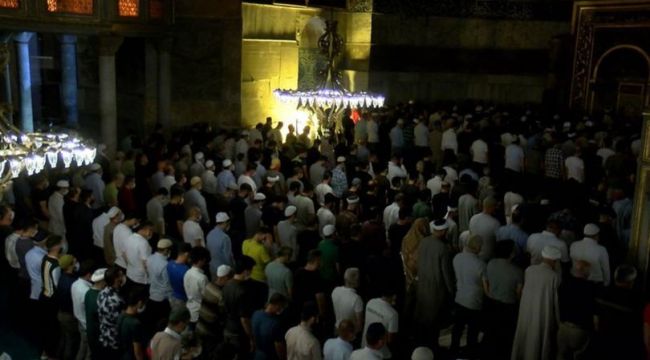 Ayasofya Camii'nde yoğunluk gece boyu devam etti