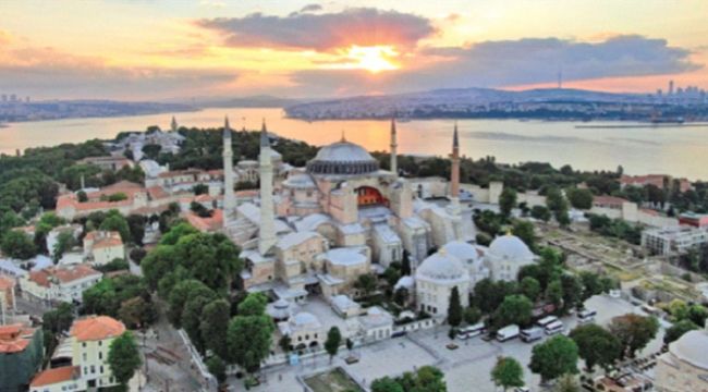 Ayasofya Camii'ne turist akını