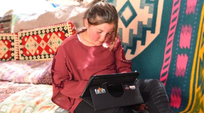 Bakan Selçuk'tan yayladaki 3 öğrenciye tablet bilgisayar
