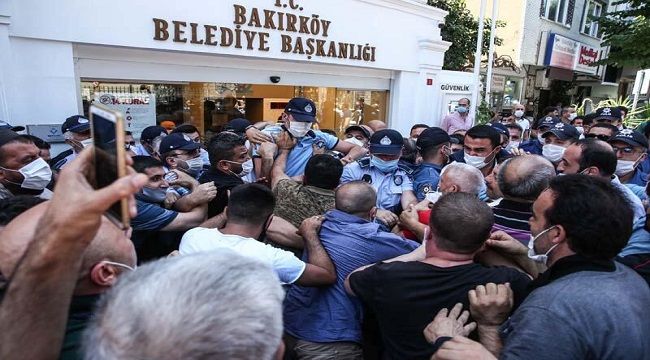 Bakırköy Belediyesi önünde arbede