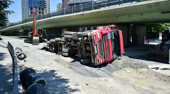 Bakırköy'de yol çöktü,hafriyat kamyonu devrildi