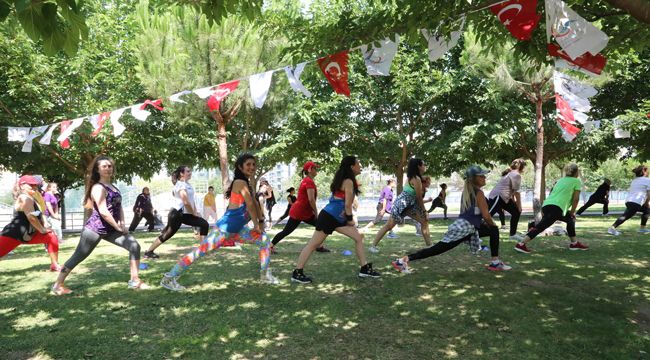 BAYRAKLI'DA SOSYAL MESAFELİ 'ZUMBA'
