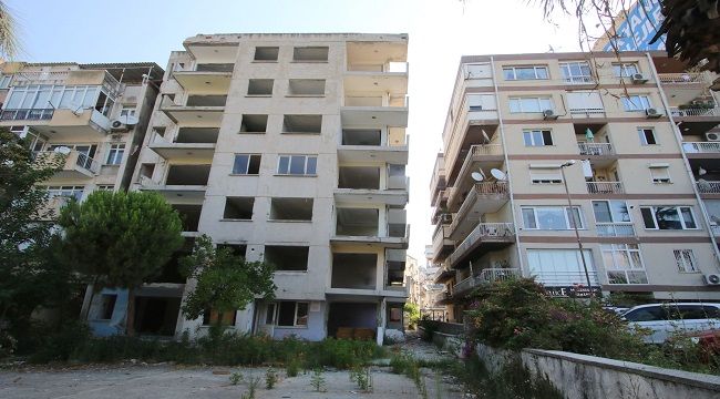 BAYRAKLI'DA TEHLİKE SAÇAN BİNA
