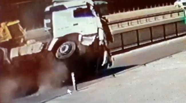 Bor yüklü TIR böyle devrildi
