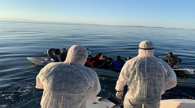 Botları arızalanan sığınmacıları sahil güvenlik kurtardı