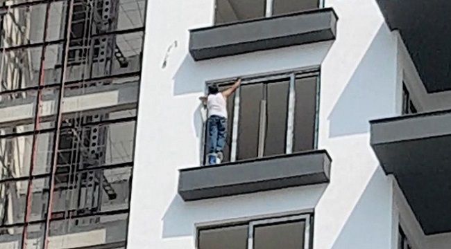 Boya kovası üzerinde çalışan işçi yürekleri ağızlara getirdi