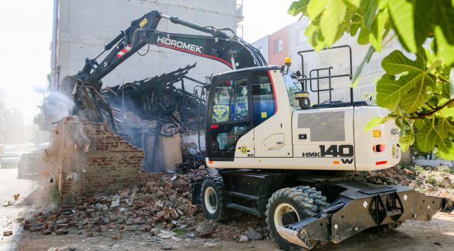 BUCA'DA METRUK BİNA YIKILDI