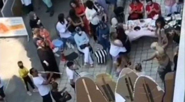 Bursa'da koronayı unutturan dansözlü açılış