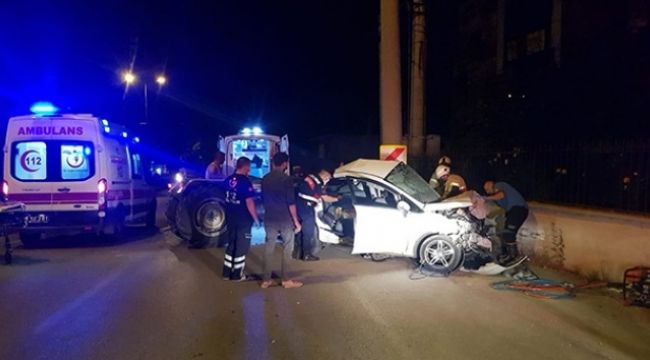 Bursa'da otomobil elektrik direğine çarptı