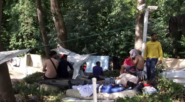 Çadırlarda kalan Faslılar, uçuşların açılmasını bekliyor