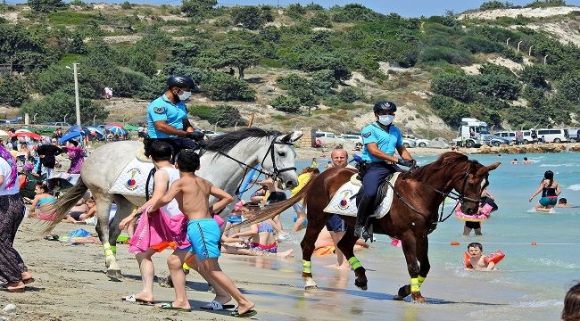 ÇEŞME'DE ATLI JANDARMA TİMİ GÖREVDE