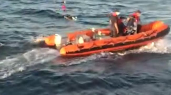 Denizin ortasında yaşlı çifti kurtarma operasyonu