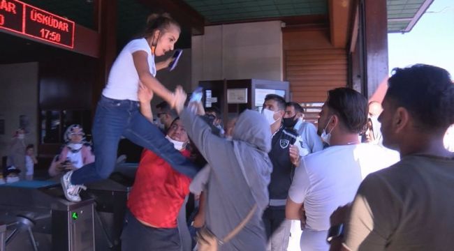 Eminönü İskelesi'nde kadından kadına uçan tekme