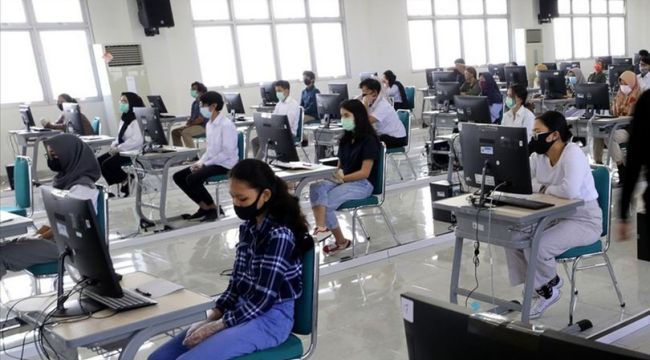 Endonezya'da Covid-19 gölgesinde okullar yeniden açıldı