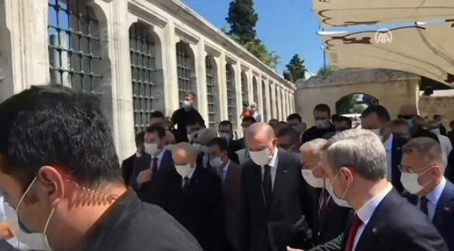 Erdoğan ve Bahçeli'den Fatih'in türbesine ziyaret