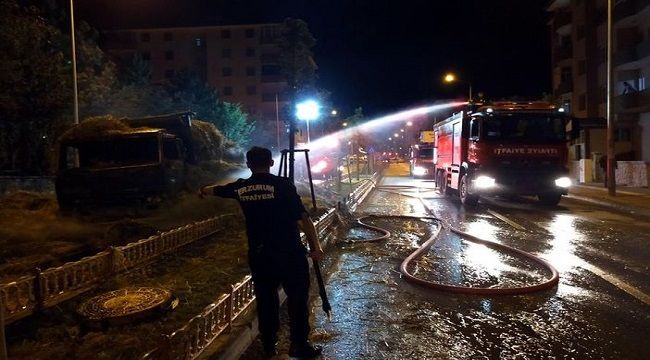 Erzurum'da ot yüklü kamyon alev alev yandı