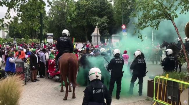 Fransa Cumhurbaşkanı Macron, Brüksel’de protesto edildi