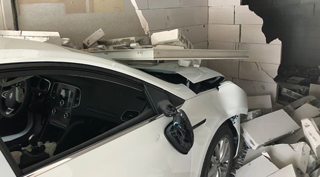 Gaz ile freni karıştıran sürücü dükkana daldı