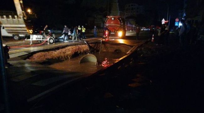 Gebze'de su borusu patladı, dev çukur açıldı