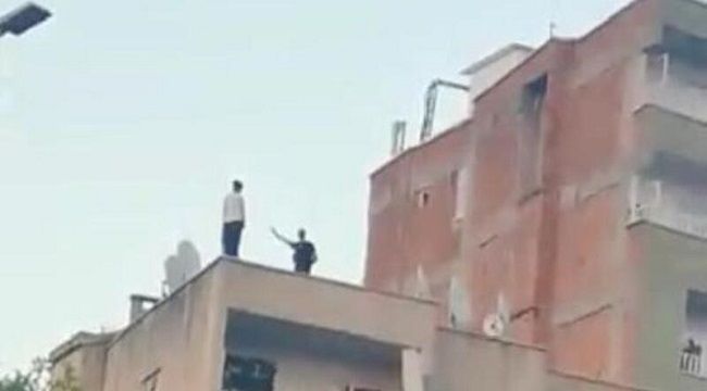 Genç kız intihar etmek için çatıya çıktı