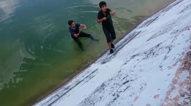 Gölete düşen çocuğu iple kurtardılar