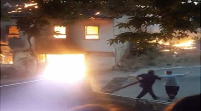 İki katlı bina alevler içinde kaldı