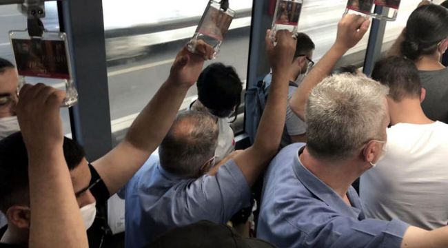 İstanbul'da metrobüslerde sosyal mesafesiz yolculuk