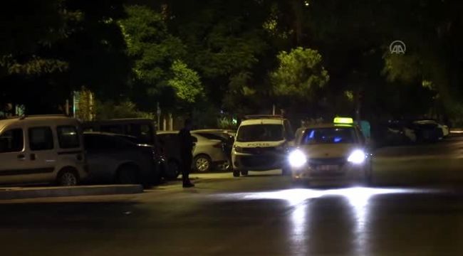 İzmir’de akan trafikte içki şişesi tokuşturdular