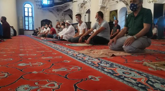 İZMİR'DE BAYRAM NAMAZI TEDBİRLERİYLE KILINDI
