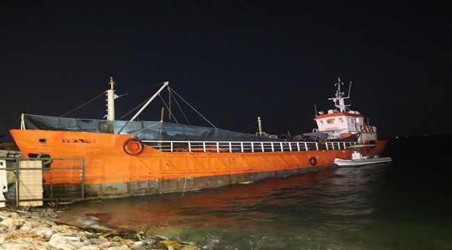İZMİR'DE BİR GEMİDE 276 SIĞINMACI YAKALANDI