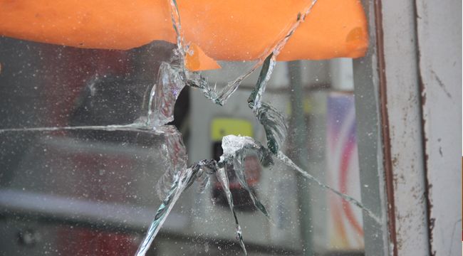 İZMİR'DE İŞ YERİNE POMPALI TÜFEKLE SALDIRI
