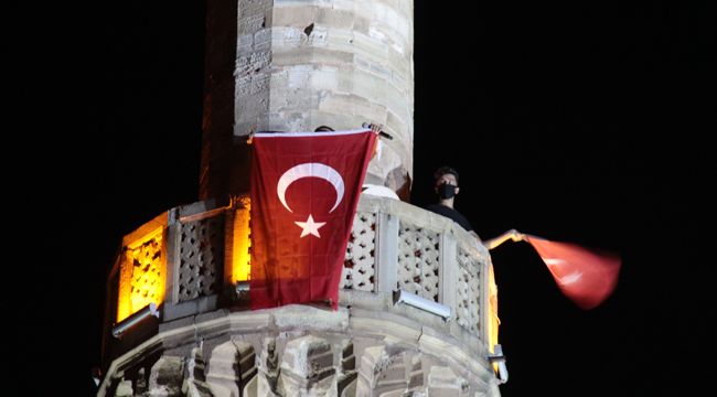 İZMİR'DE MİNARELERDEN SELA SESLERİ YÜKSELDİ