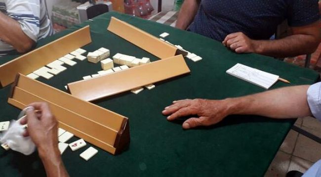 İZMİR'DE OKEY OYNAYANLARA 'KORONAVİRÜS' CEZASI
