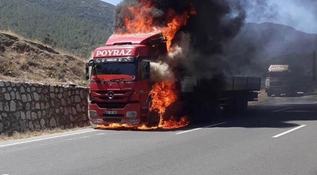 İzmir'de seyir halindeki tır alev topuna döndü