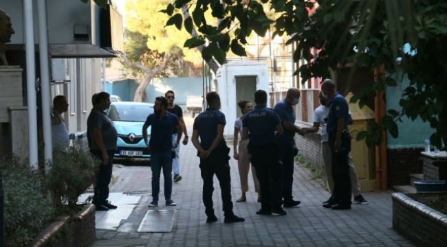 İZMİR'DE SİLAHLA VURULAN MÜDÜR AĞIR YARALANDI