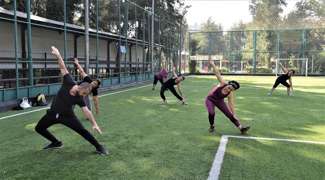 İZMİR'DE ZUMBA DERSLERİ AÇIK ALANDA